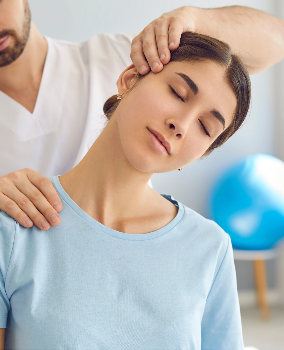 concussion physiotherapist help patient reallign her neck