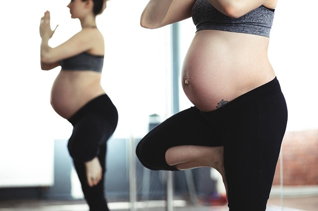 pregnant woman performing yoga, received prenatal physiotherapy at function physiotherapy